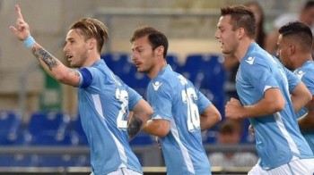 epa04893412 SS Lazio's Lucas Biglia (L) celebrates after scoring the 1-0 goal during the Italian Serie A soccer match between SS Lazio and Bologna at the Olimpico stadium in Rome, Italy, 22 August 2015. EPA/ETTORE FERRARI