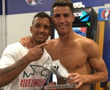 Роналду подарил португальскому полузащитнику Нани «Серебряную бутсу»