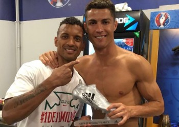 Роналду подарил португальскому полузащитнику Нани «Серебряную бутсу» 